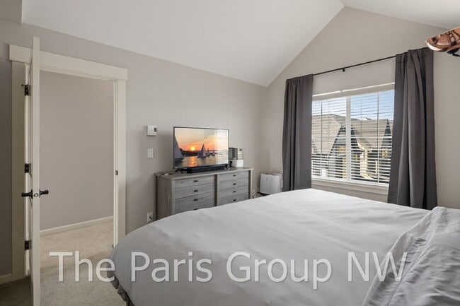 Building Photo - Stylish Model Hm in Issaquah Highlands * Park-Facing, EV Charger, Designer Upgrades & Very Walkable!