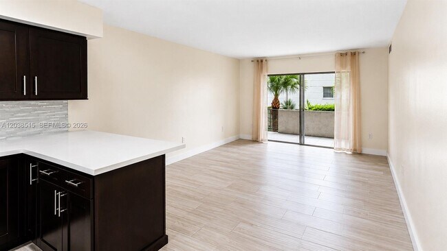 Building Photo - 6904 N Kendall Dr