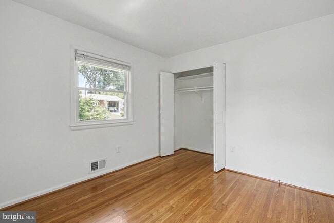 Building Photo - 604 Yeonas Dr SW