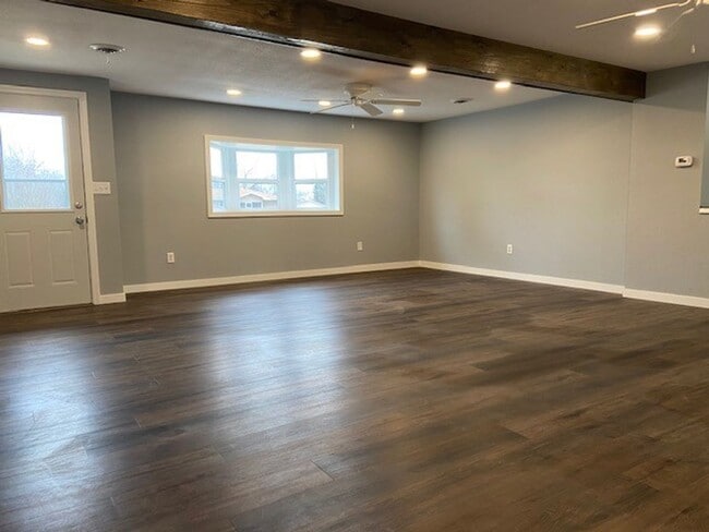 Building Photo - Single-Family Home in Hollister