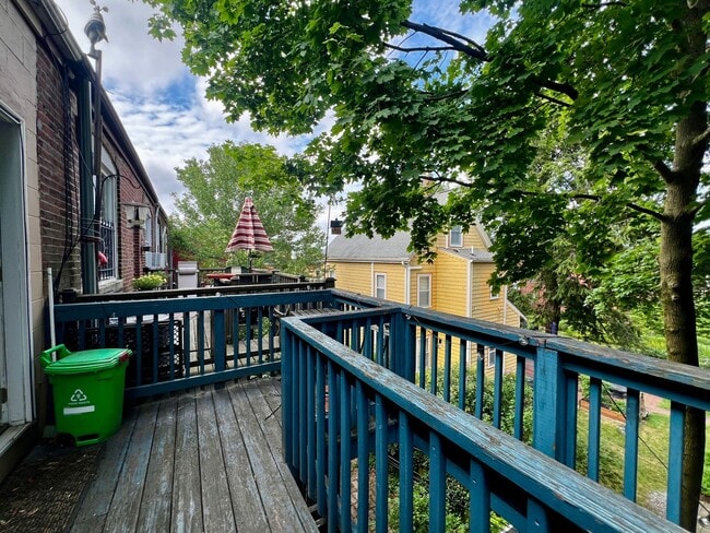 Building Photo - Stylish Top-Floor 2-Bedroom Condo with Pri...