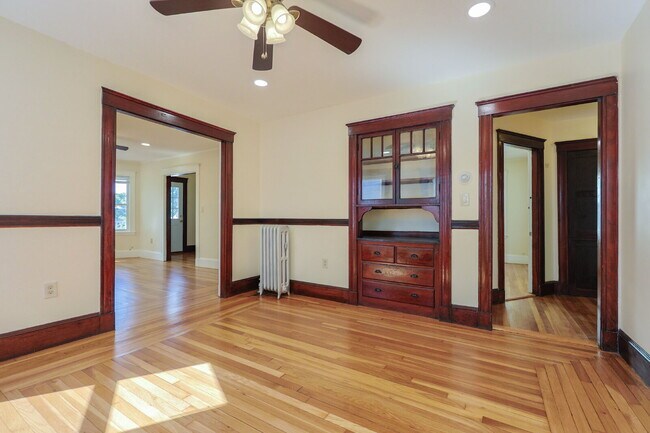 Building Photo - Available Now! Sunny & Large 3-Bedroom: In...