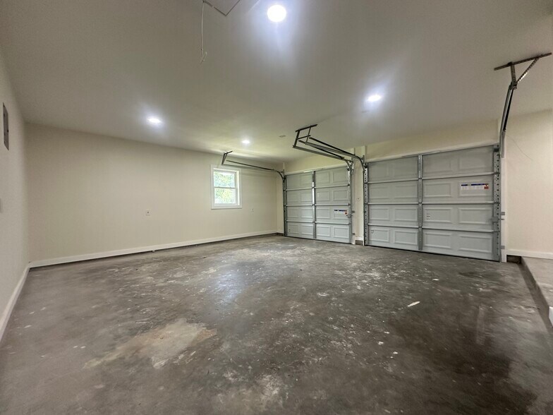 Building Photo - 805 Mead Rd