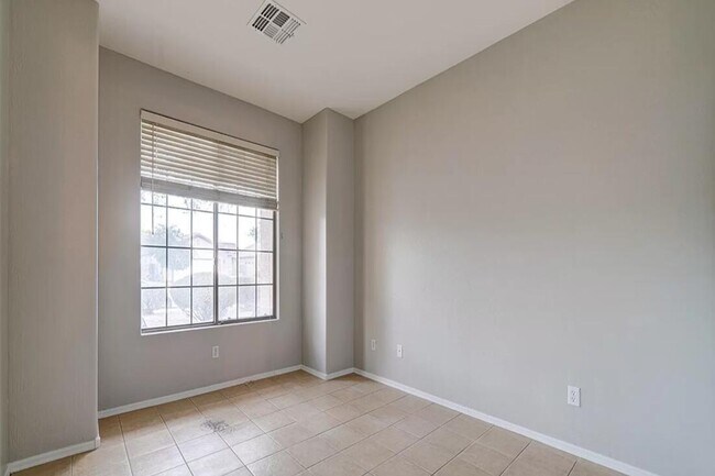 Building Photo - 44811 Paraiso Ln
