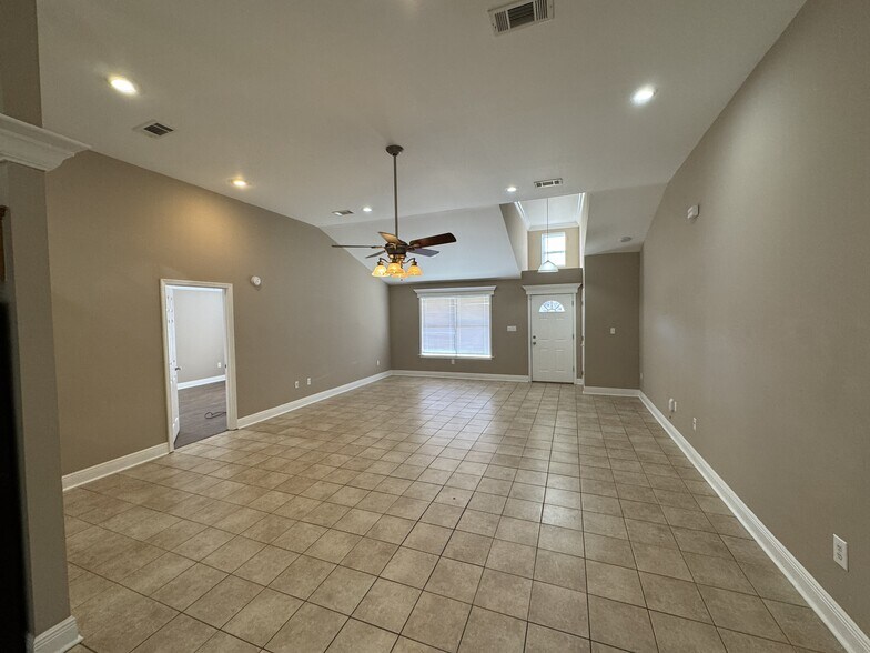 Building Photo - 214 Hibiscus St