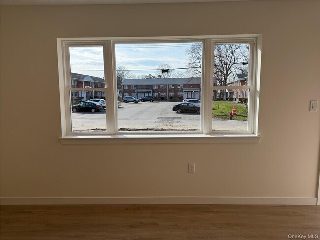 Building Photo - 5 Colonial Dr