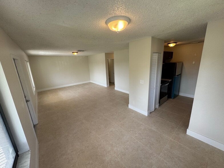 Building Photo - 1121 W River Dr