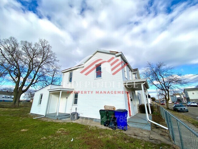 Building Photo - 906 Vine St