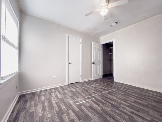 Building Photo - Cherokee Duplex