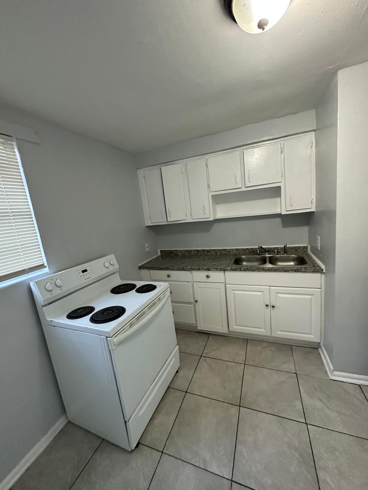 Building Photo - 1305 W 6th St