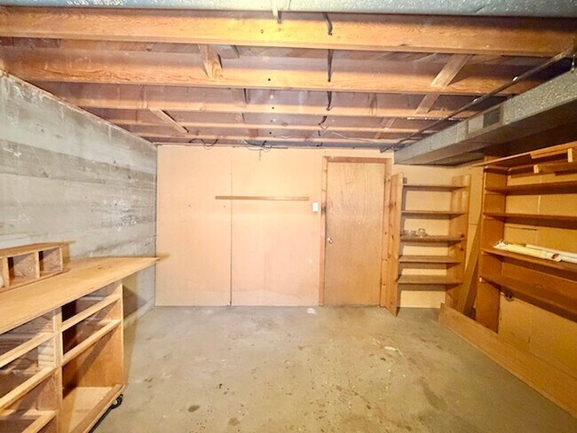 Building Photo - DEC RENT FREE FOR A LEASE STARTING BY NOV 15TH! - BRICK HOME WITH FINISHED BASEMENT