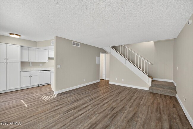 Building Photo - 860 E Brown Rd