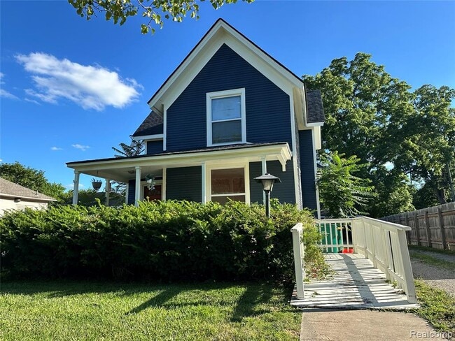 Primary Photo - 715 E Grand River Ave
