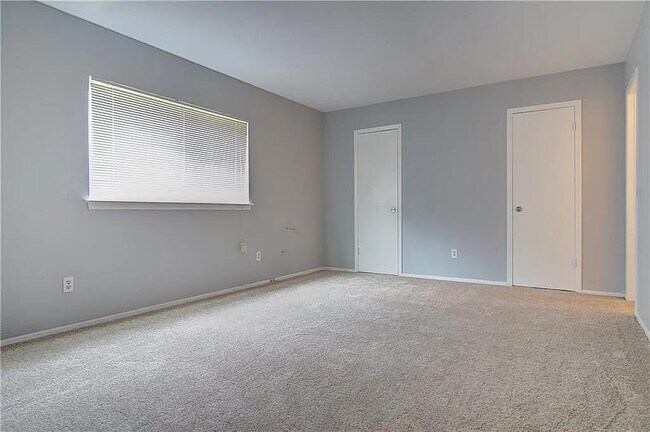 Building Photo - 3414 Chesapeake Dr