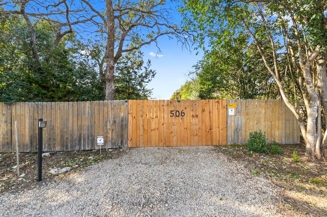 Building Photo - 506 Centex Sportsman Rd