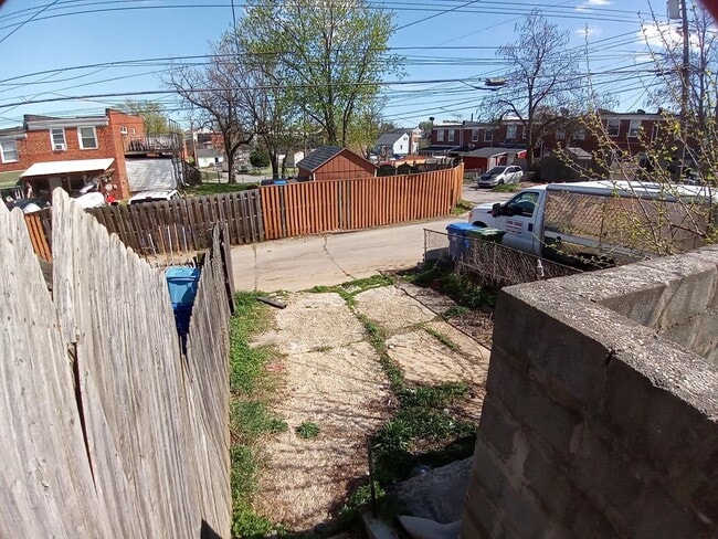 Building Photo - 3Br/1.5Ba Fully Renovated Townhouse