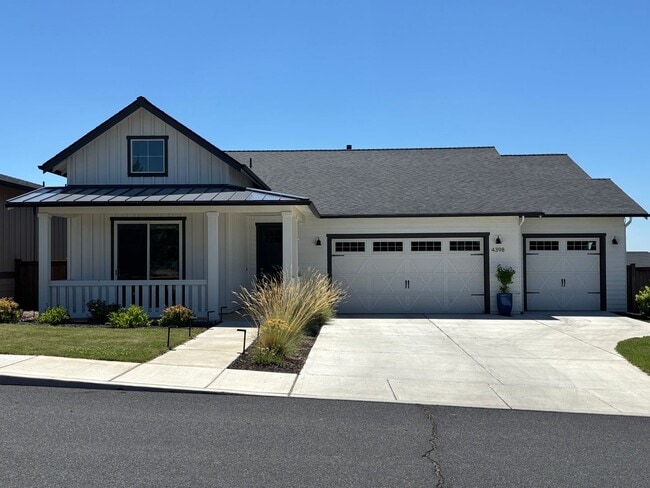Primary Photo - Modern Home with Beautiful Mountain Views ...