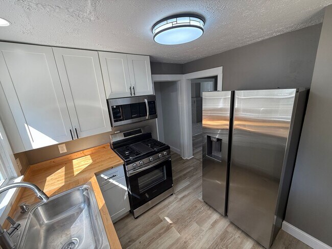 Building Photo - 5BR 1BA Home w/ Covered Patio • New Kitchen • Off-Street Parking in Akron