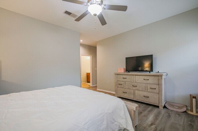 Building Photo - Well Maintained 4 Bedroom 2 Bath Home with...