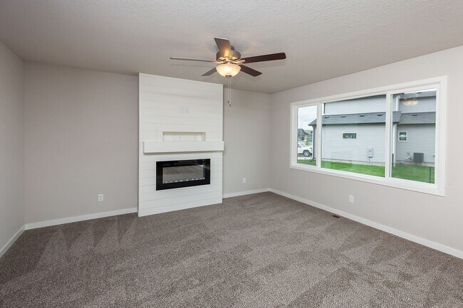 Building Photo - Prime Living: A Spacious Haven with Fenced Backyard in Ankeny