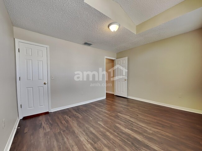 Building Photo - 4045 Half Moon Cir