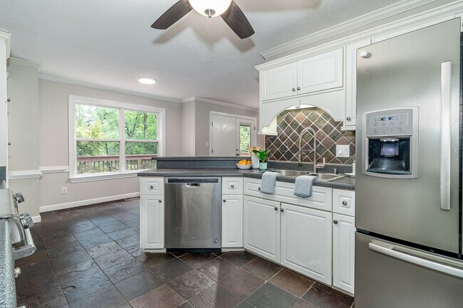 Building Photo - Beautiful 3 bedroom, in-law plan, Family Home in Martinez!  Walk to school!