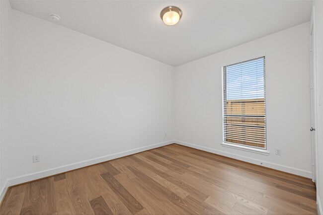 Building Photo - 319 Silver Sage St