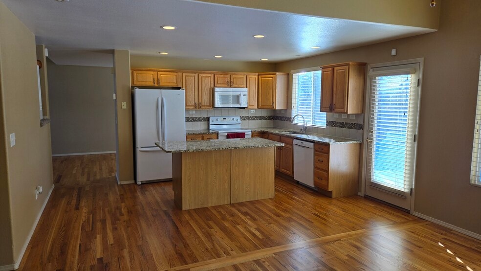 Building Photo - 4142 Heathmoor Dr