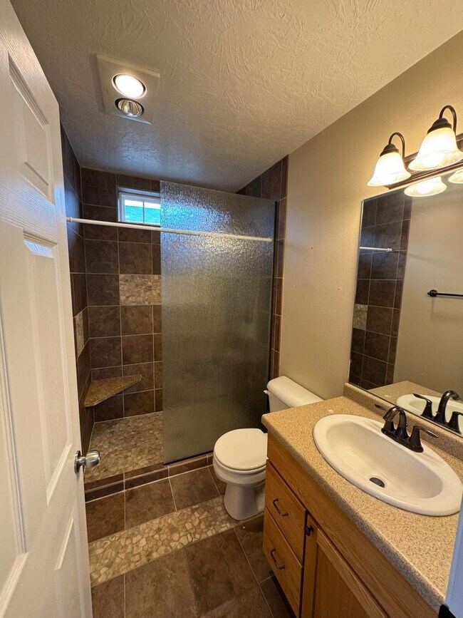 Building Photo - Cozy 4 bed 3 bath house