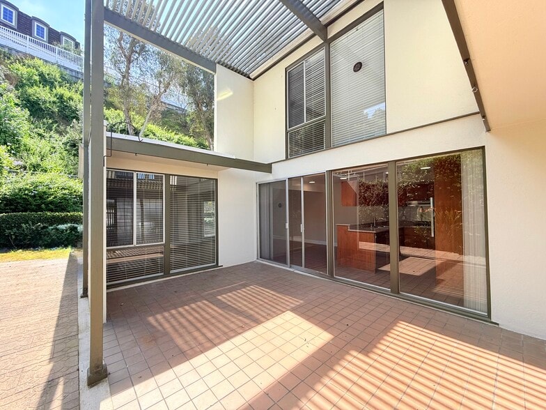 All room with view of Courtyard - 4126 Del Mar Ave