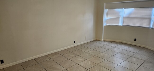Building Photo - 212 Redbud Ln