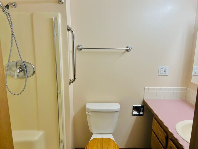 Building Photo - Charming Rambler 3-Bed/2-Bath Available Now!