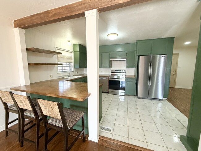 Building Photo - 1100 W Grand Ave