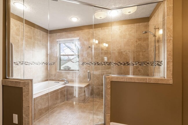 Building Photo - 7916 Bridge Crossing Ct