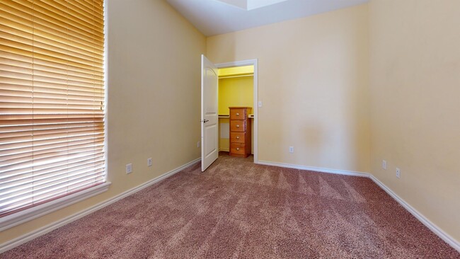 Building Photo - 1004 Waverly Way