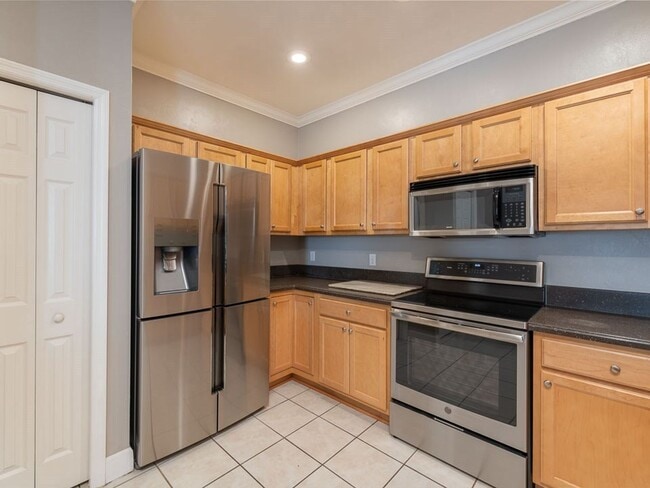 Building Photo - Beautiful 3 bedroom town home for rent Aug...