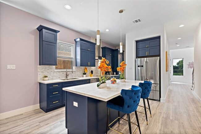 Building Photo - 207 E 38th St