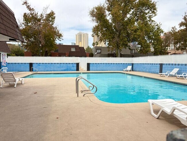 Building Photo - Carry Over Showing: This property has been shown before and will be rented to the first most qual...