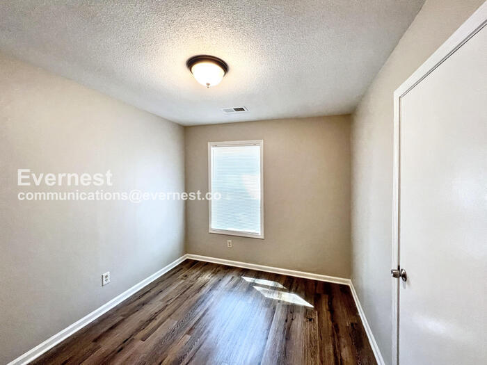 Building Photo - 1582 Custer Dr