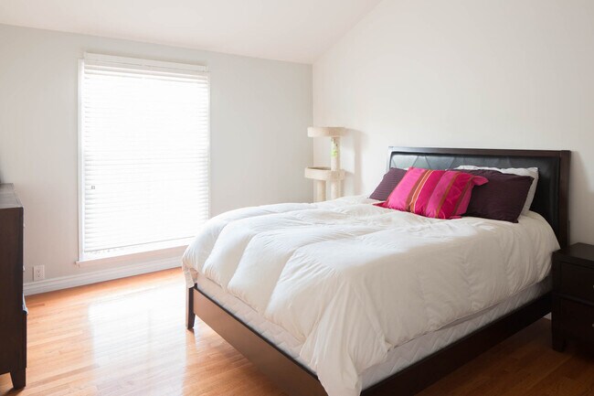 Building Photo - Rare newer one level view single family home