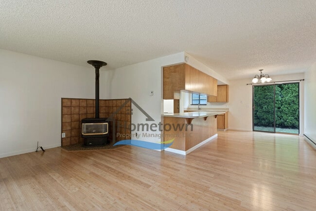 Building Photo - Great 3 Bedroom 2 Bath Duplex with Garage ...