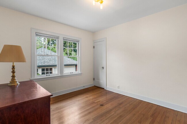 Building Photo - 3 Bed 2 Bath South Hill Spokane home offering all the updates..