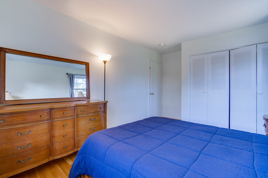 Secondary Bedroom - 9215 Cherrytree Dr