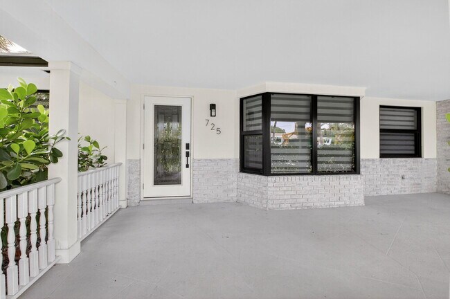 Building Photo - 725 Heron Dr