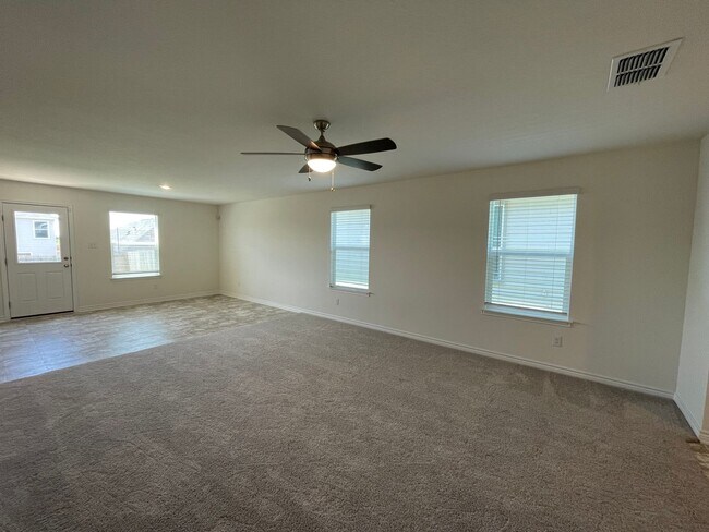 Building Photo - 4 Bdrm Home in Legend Heights, NBTX