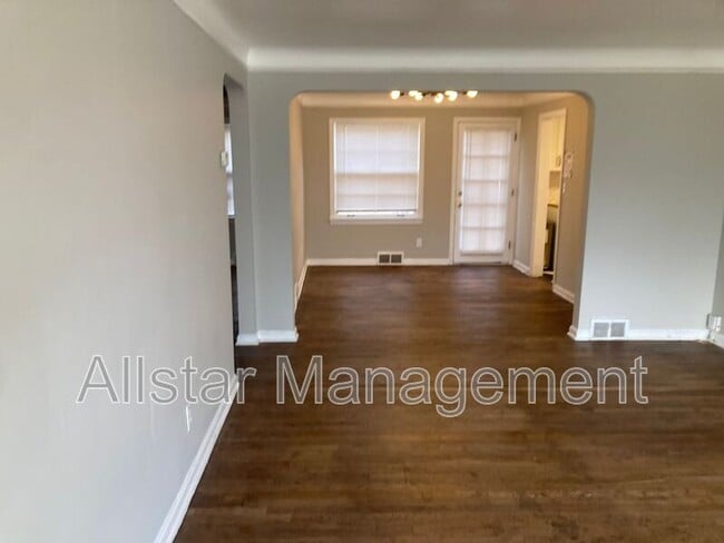 Building Photo - 320 Halle Dr