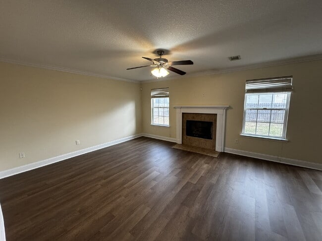 Building Photo - House for Rent