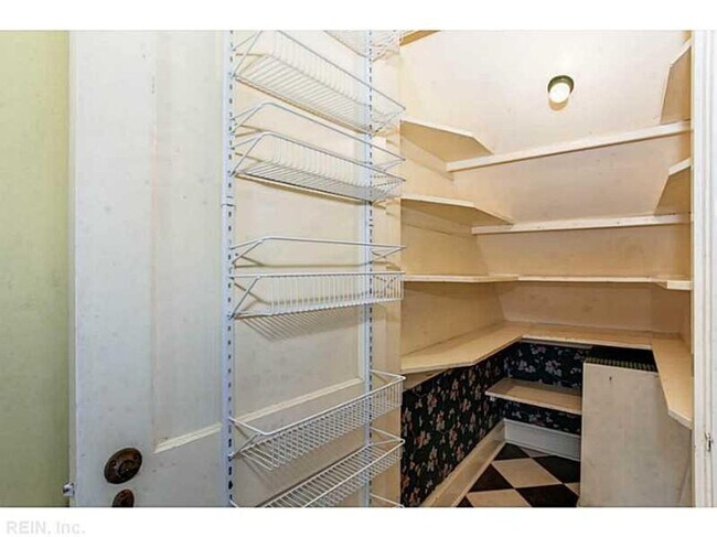 Building Photo - LARCHMONT