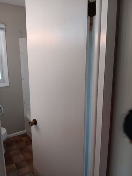 Main Bathroom, beige walls - 8120 Burdette St