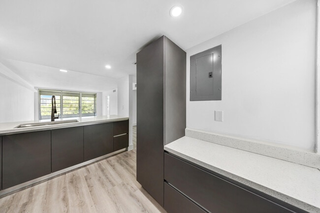 Building Photo - 3151 S Palm Aire Dr